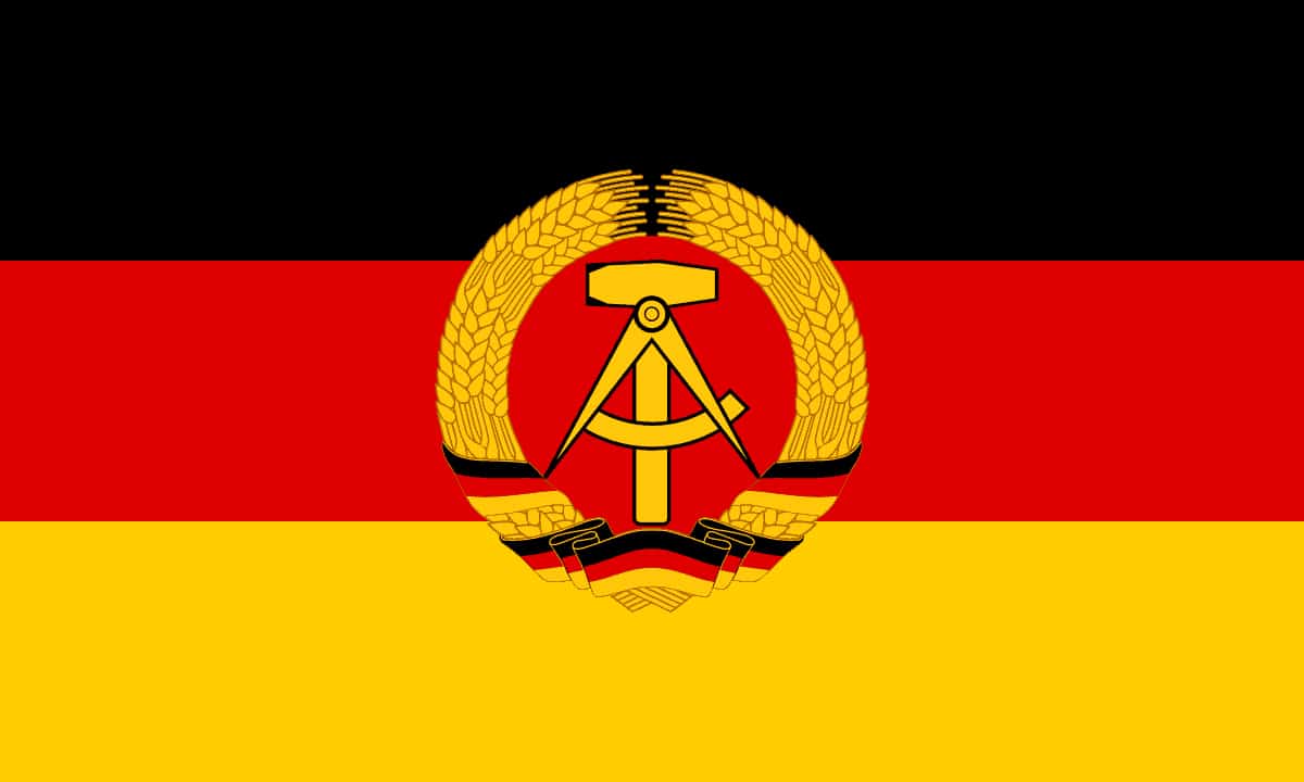 العلم الرسمي لجمهورية ألمانيا الديمقراطية.