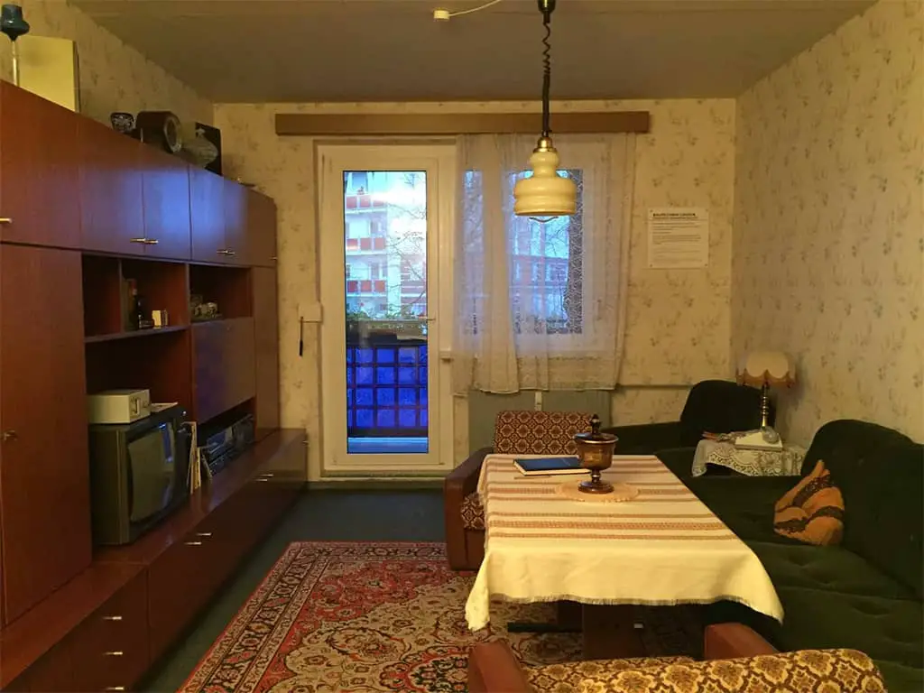 غرفة معيشة نموذجية في برلين الشرقية.
