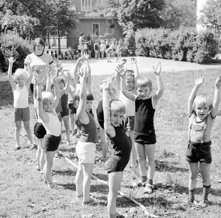 أطفال يحتفلون باليوم العالمي للطفل في برلين الشرقية سنة 1978.