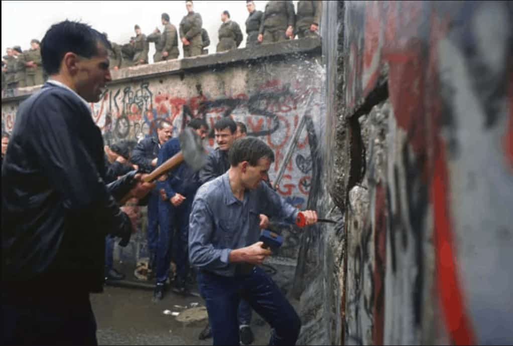 تحطيم جدار برلين سنة 1989.