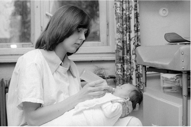 ممرضة ترضع صغيرا في برلين الشرقية سنة 1977.