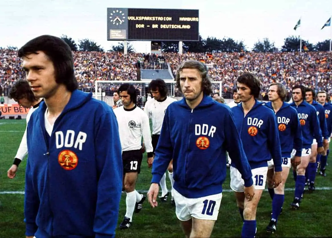 لعبت ألمانيا الشرقية مباراة كرة قدم وحيدة مع ألمانيا الغربية في هامبورغ سنة 1974.