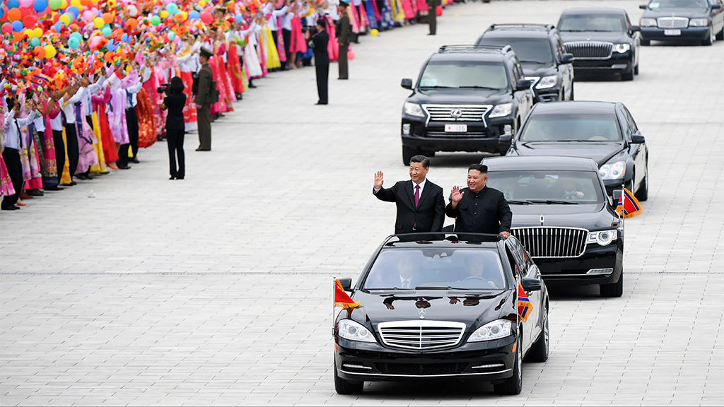 كيم جونغ أون في موكب رئاسي مع الرئيس الصيني.