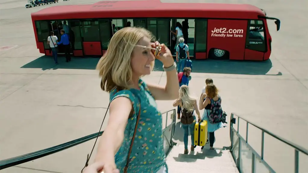 لقطة من إعلان أغنية «خذ بيدي» الترويجي لشركة (جيت 2) للخطوط الجوية.