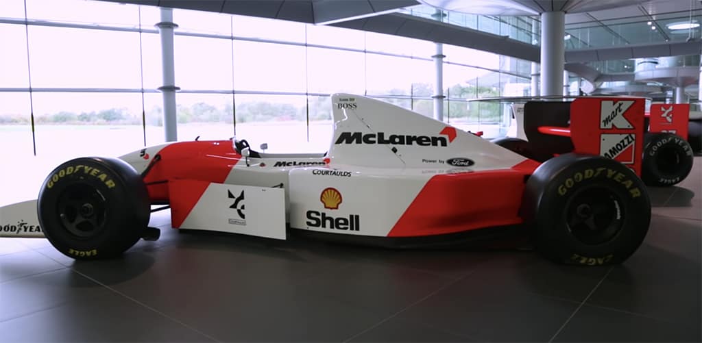 سيارة (مكلارين) فورمولا وان تحمل اسم الفريق بدل شعار شركة التبغ الراعية لها.