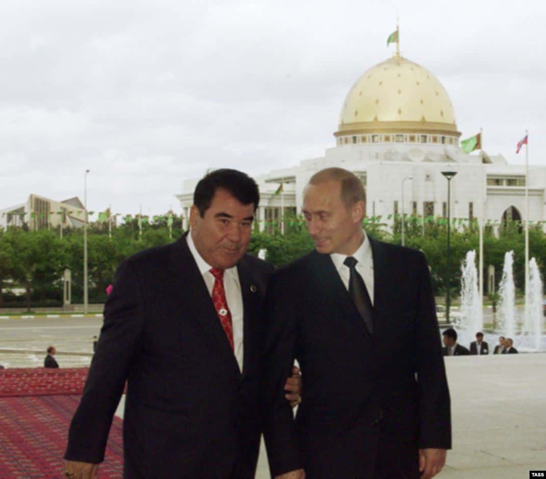 الرئيس التركماني Niyazov مع فلاديمير بوتين.
