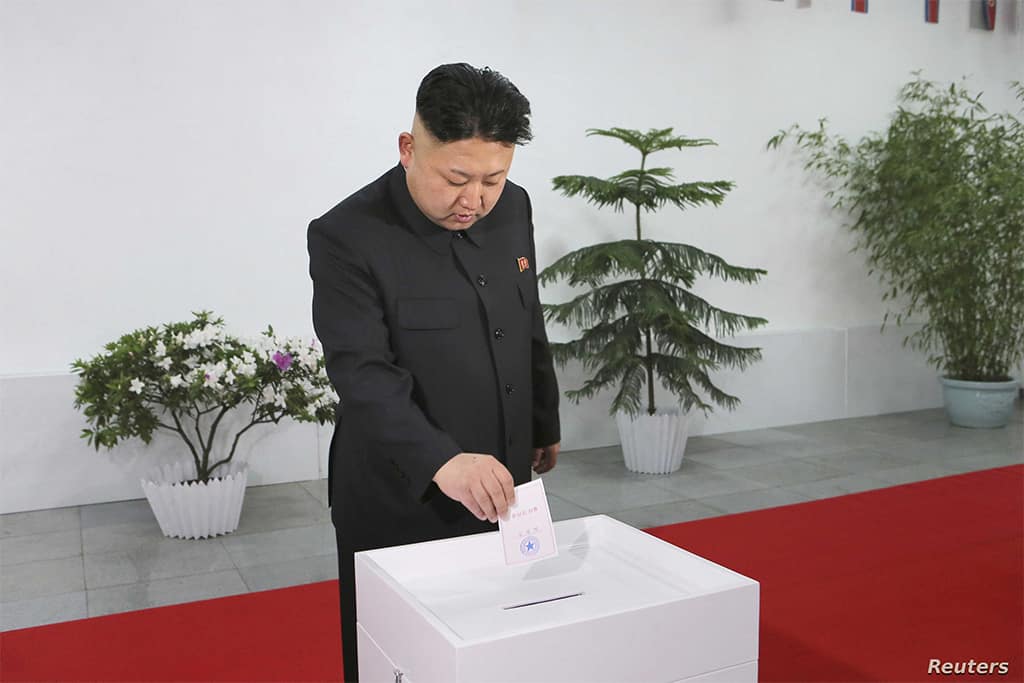 الرئيس الكوري (كيم جونغ أون) يدلي بصوته لانتخاب نائب المجلس الأعلى للشعب سنة 2014.