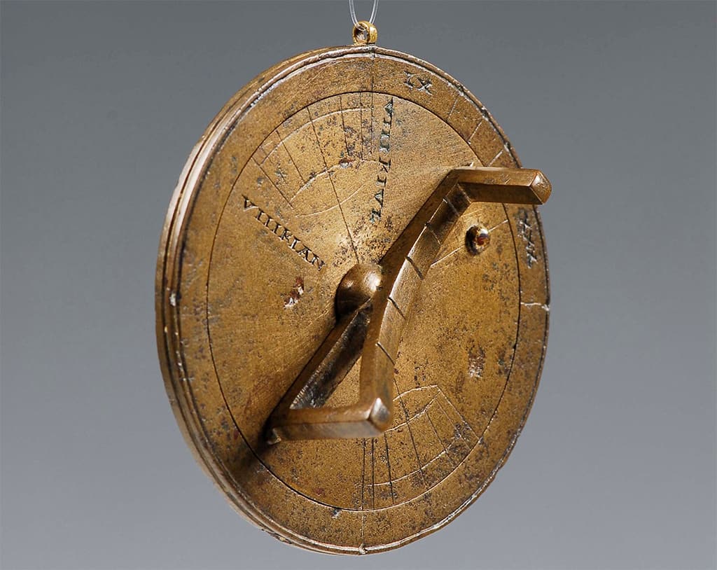 ساعة شمسية رومانية محمولة.