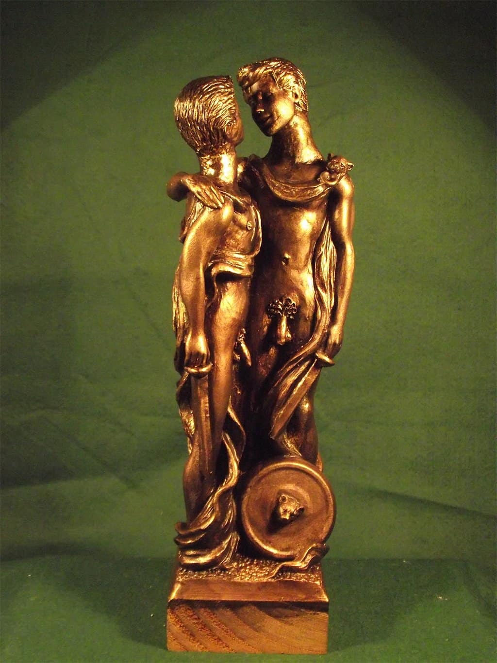 تمثال يصور العلاقة بين المرشد والمتعلم في اليونان القديمة.