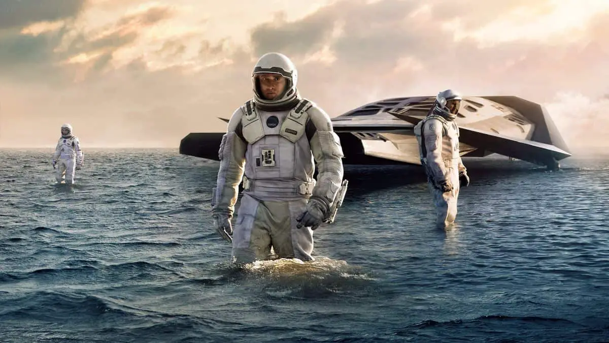 ملصق إعلاني لفيلم Interstellar يظهر فيه رواد الفضاء على الكوكب المائي القزم.