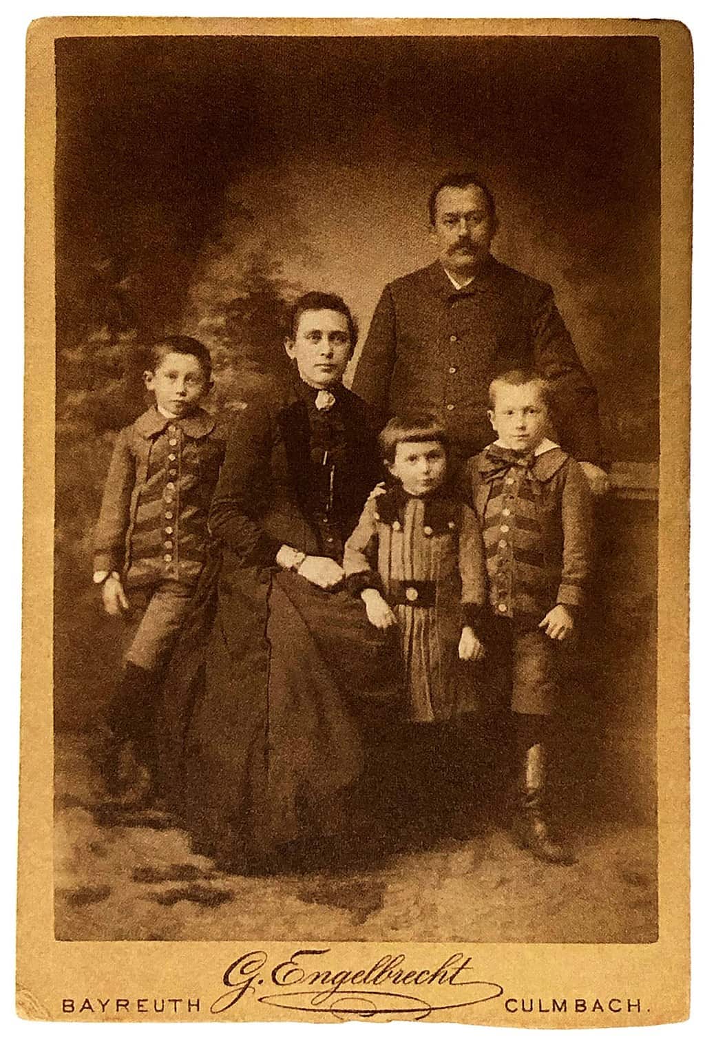 هانس ويلسدورف مع عائلته قبل أن يتيتم.
