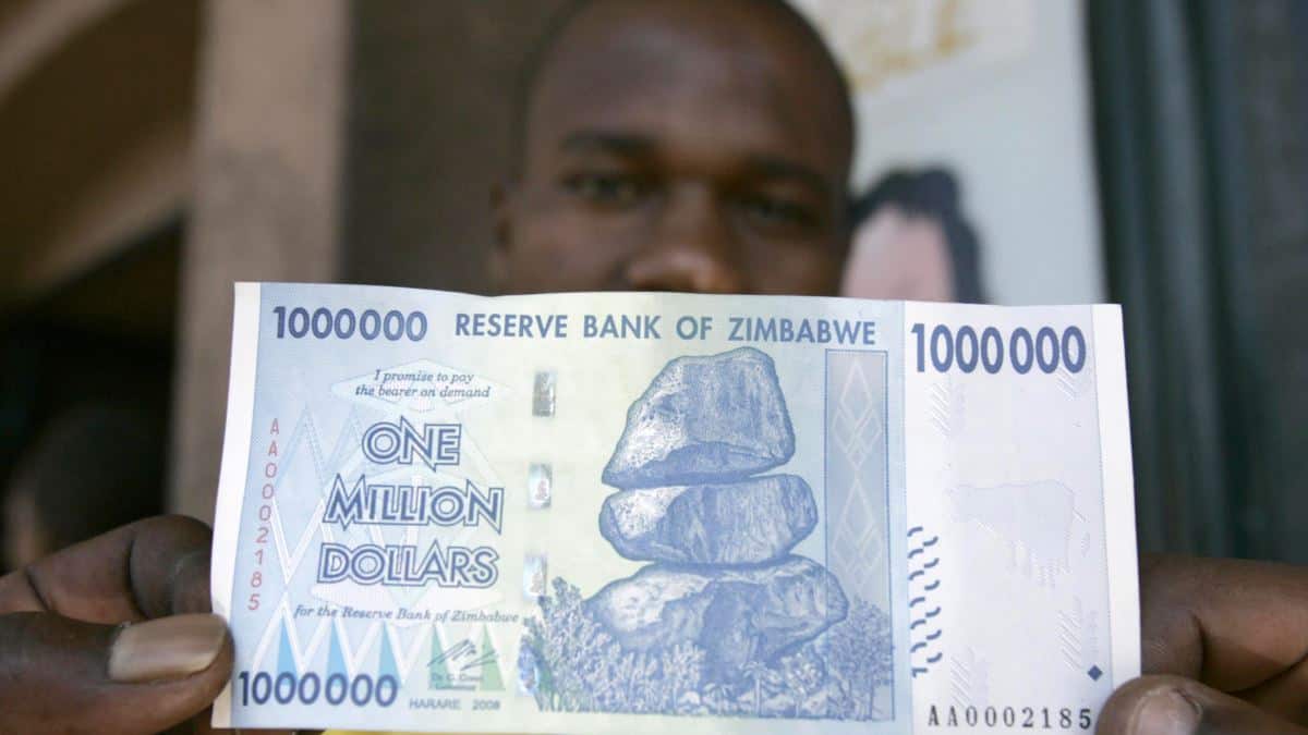 ورقة نقدية من فئة المليون دولار زيمبابوي.