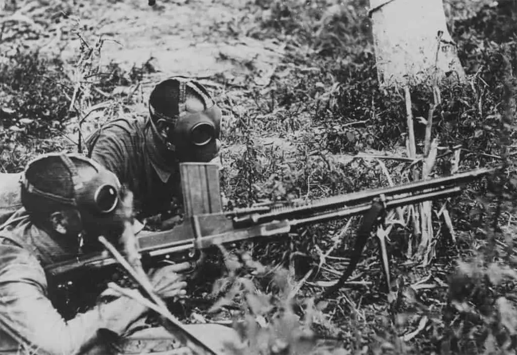 جنود صينيون يرتدون أقنعة الغاز أثناء الحرب العالمية الثانية ضد اليابان.