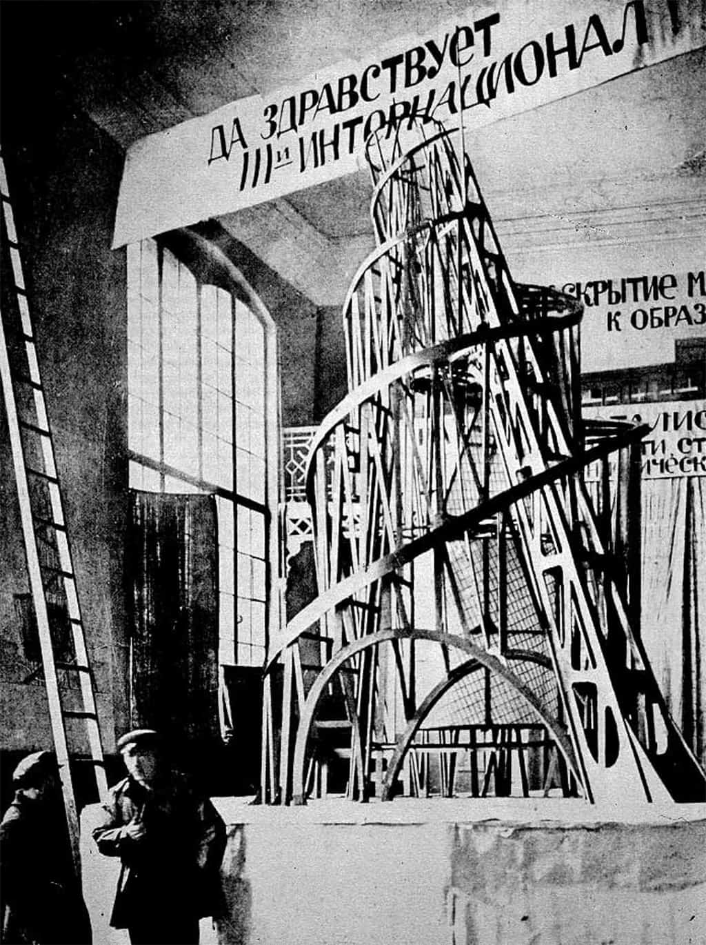 فلاديمير توتلين ومساعده أمام نموذج خشبي للبرج في نوفمبر 1920.