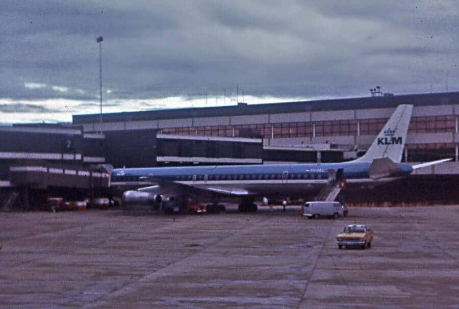 طائرة «دوغلاس DC-8» في مطار سيدني بعد عامين من وفاة سابسفورد.