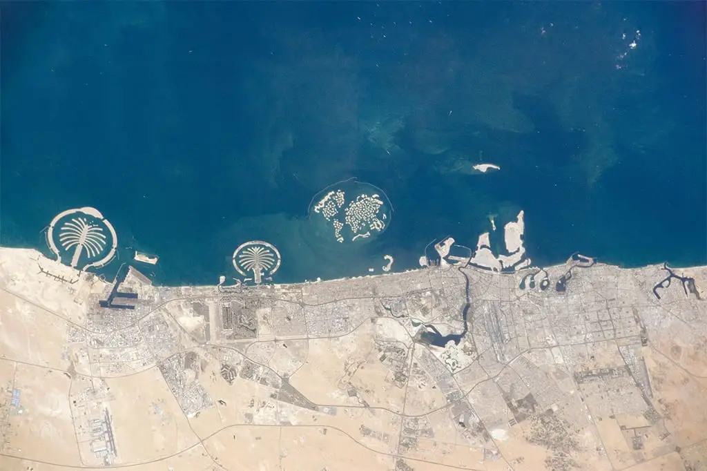 جزر دبي الاصطناعية من الغرب إلى الشرق: جزيرة جبل علي، جزيرة جميره، أرخبيل مشروع العالم، جزيرة الديرة (قيد الإنشاء).