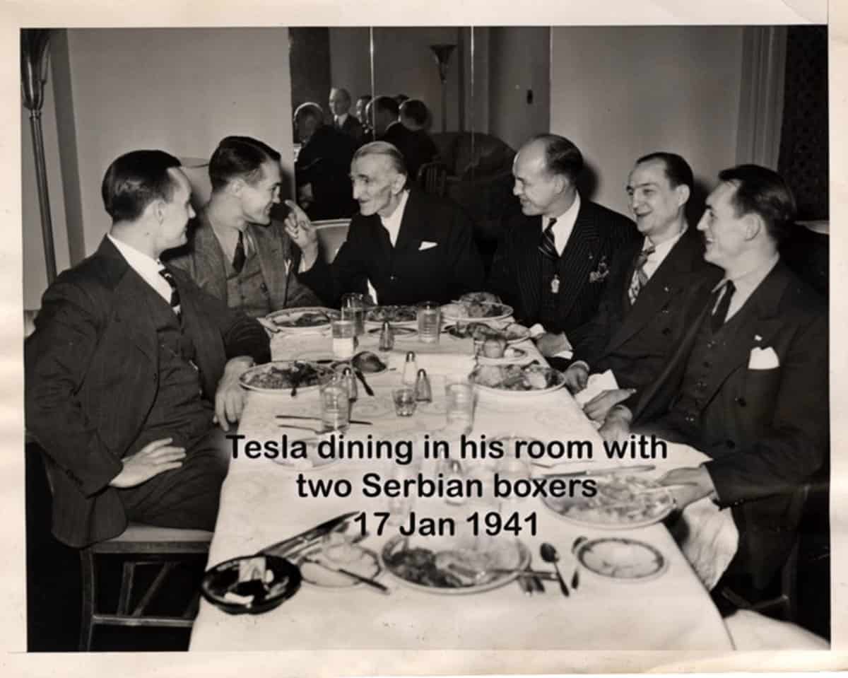 نيكولا تسلا يتناول العشاء في غرفته في فندق نيويوركر مع اثنين من الملاكمين الصرب في 17 يناير 1941.