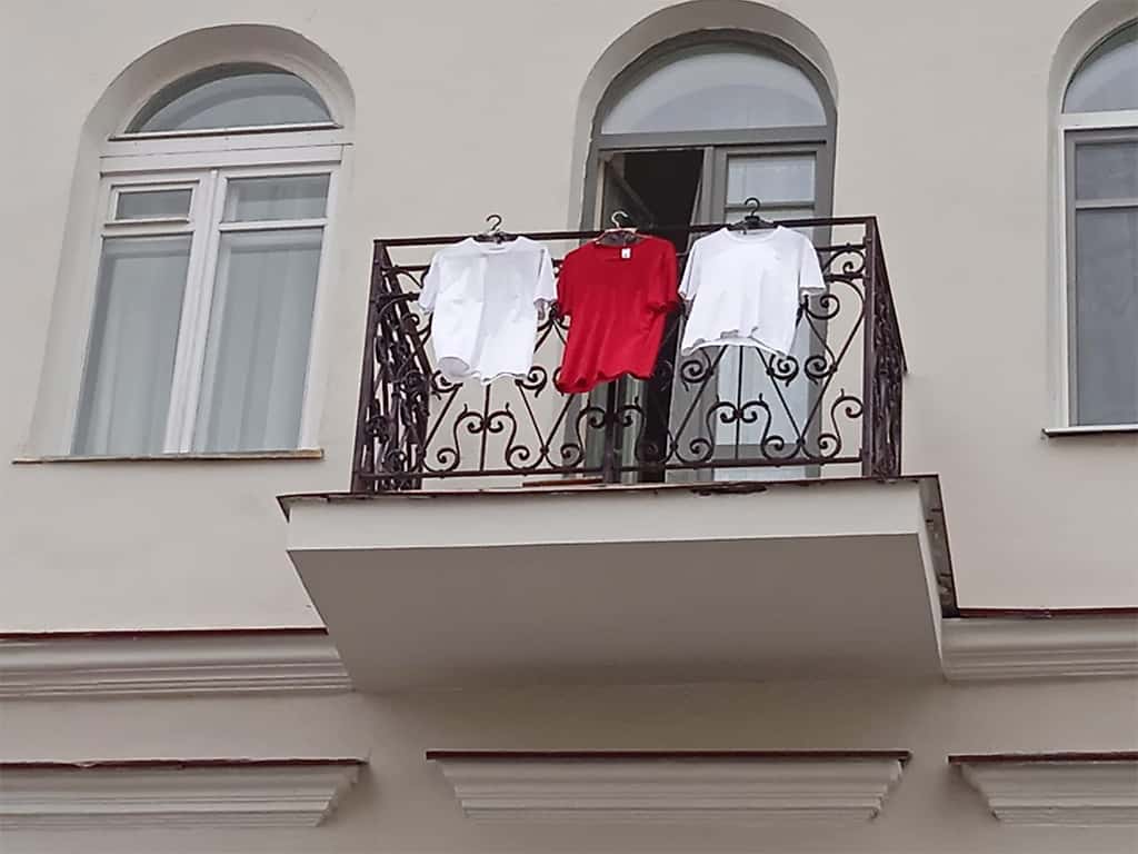 قامت السلطات البيلاروسية بحظر العلم الأبيض والأحمر، فقام المواطنون باستعراضه بطرقهم الخاصة