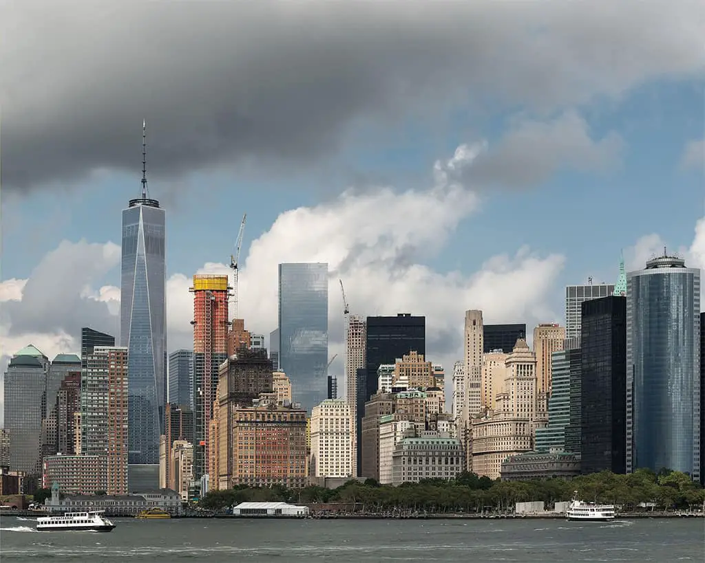 ناطحات السحاب في جزيرة مانهاتن في نيويورك بالولايات المتحدة الأمريكية.