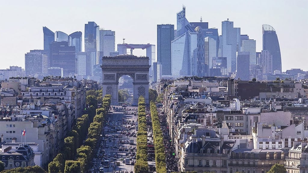 مقاطعة (لاديفونس) في باريس التي تحتوي على ناطحات السحاب الوحيدة في المدينة.