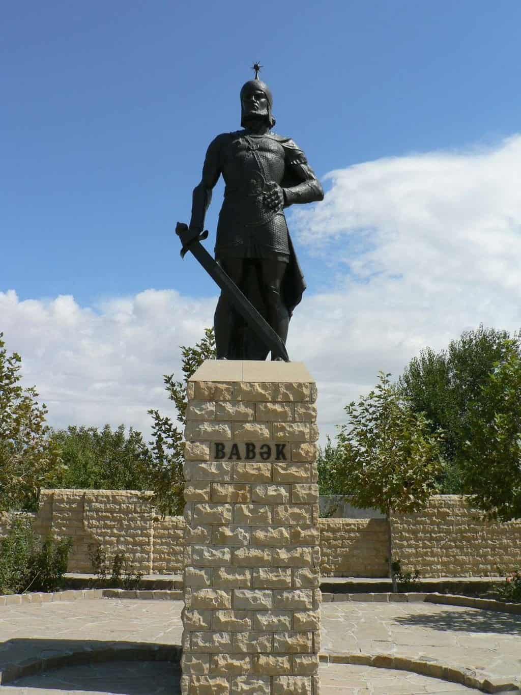 تمثال بابك الخرمي في أذربيجان.