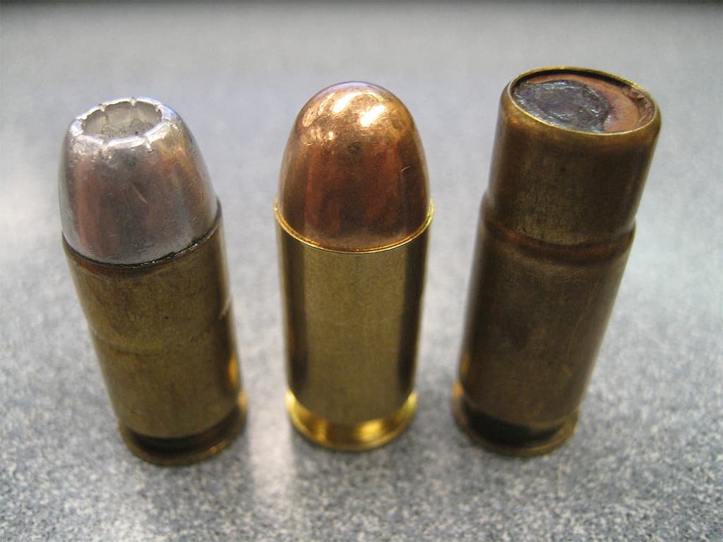 من اليمين إلى اليسار: الرصاصة جوفاء الرأس، والرصاصة ذات الغلاف المعدني الكامل، والرصاصة المسطحة.