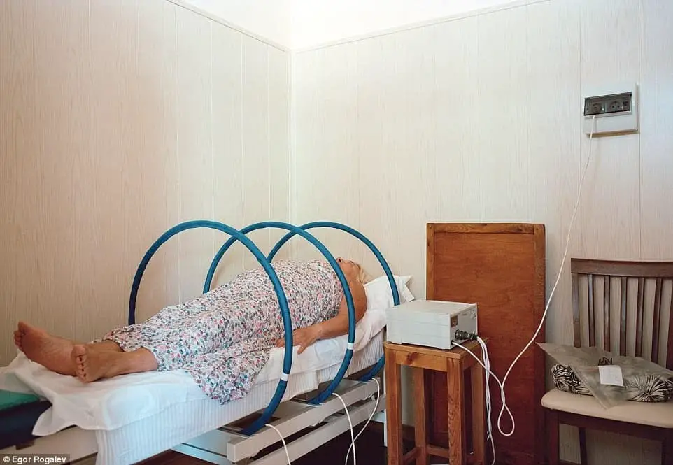 تخضع زائرة لعلاج مغناطيسي في (بيلاروسيا) Belarus