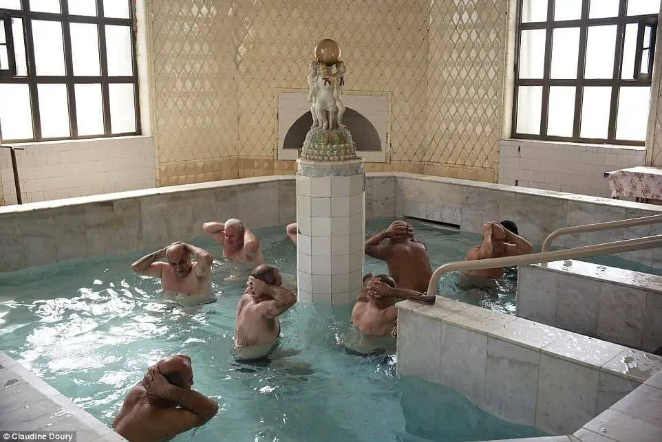 يتدرب المرضى في حمامات مياه معدنية في مصحة (تسكالتبو) Tskaltibo