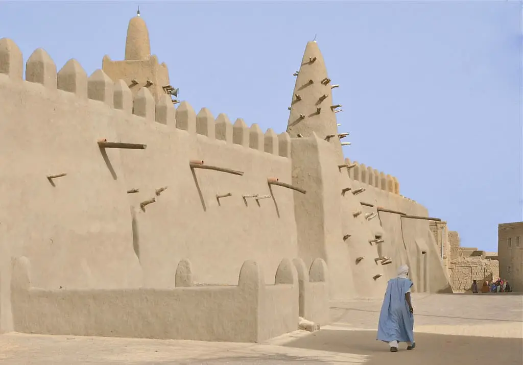 بني مسجد (دجينجودير)، في تمبكتو بمالي، بتكليف من مانسا موسى الذي زُعم أنه دفع للمهندس المعماري 440 جنيهاً (200 كيلوغرام) من الذهب. المسجد لا يزال قائما حتى اليوم.
