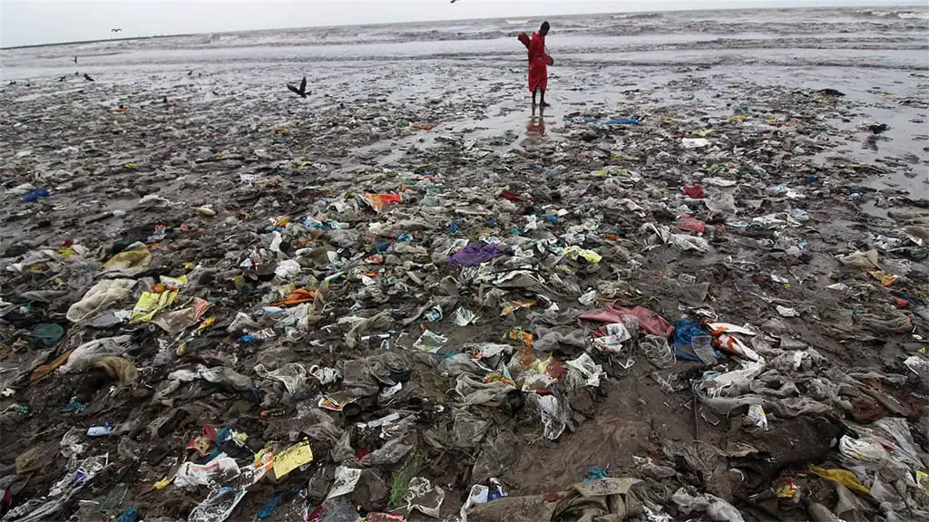 التلوث البلاستيكي في المحيطات خطر كبير يهدد الحياة البحرية والبشرية على حد سواء.