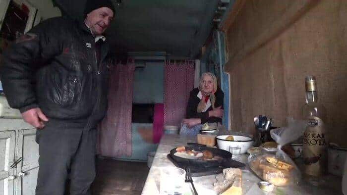 شيخ يعيش رفقة والدته في منطقة تشيرنوبيل المحظورة.