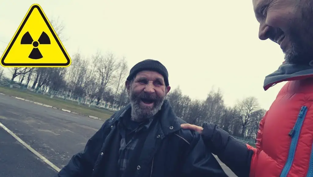 شاب يسافر إلى منطقة تشيرنوبيل المحظورة ويلتقي بشيخ يعيش هناك منذ الحادثة