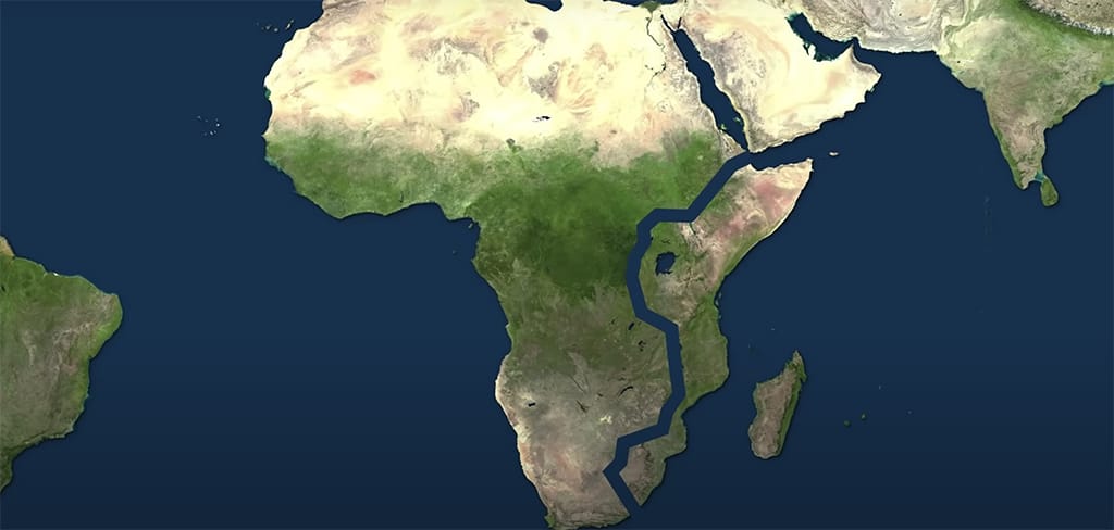 هكذا سيصبح شكل القارة الإفريقية بعد ملايين السنين إذا ما استمرت الصفيحة التكتونية الصومالية في الانفصال والتباعد عن الصفيحة التكتونية النوبية.