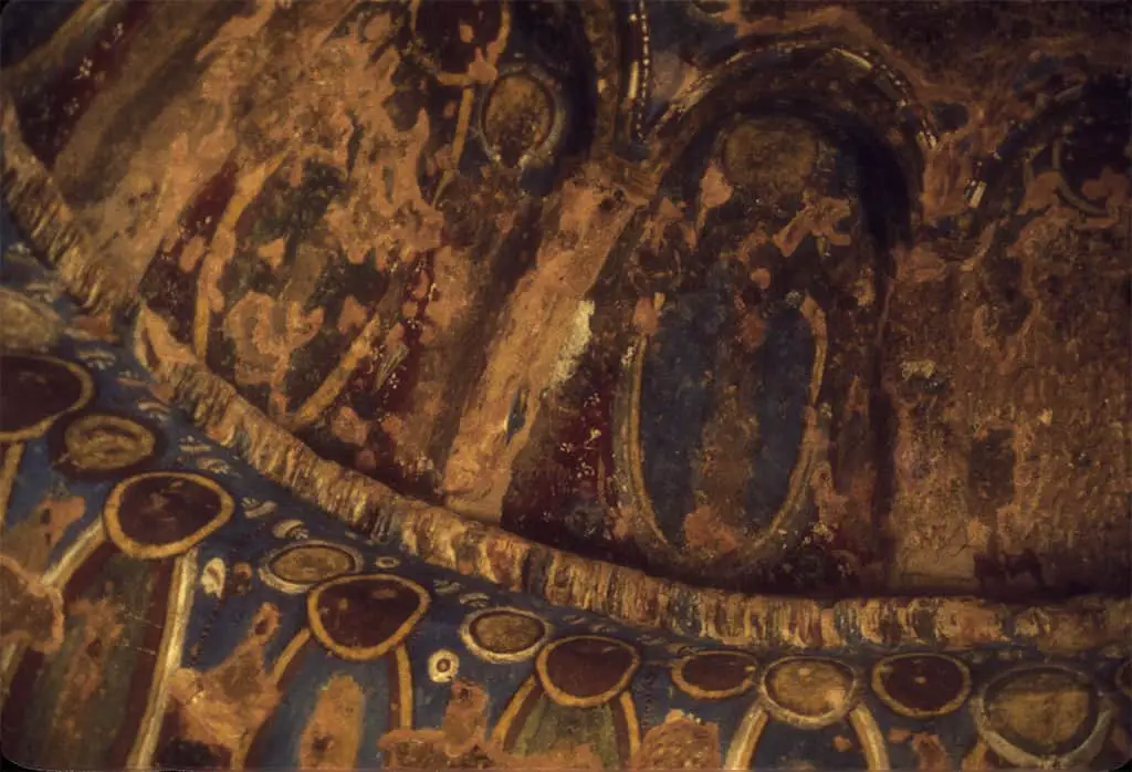 لوحة زيتية قديمة عثر عليها داخل أحد الكهوف التي انكشفت بعد تفجير التمثالين.