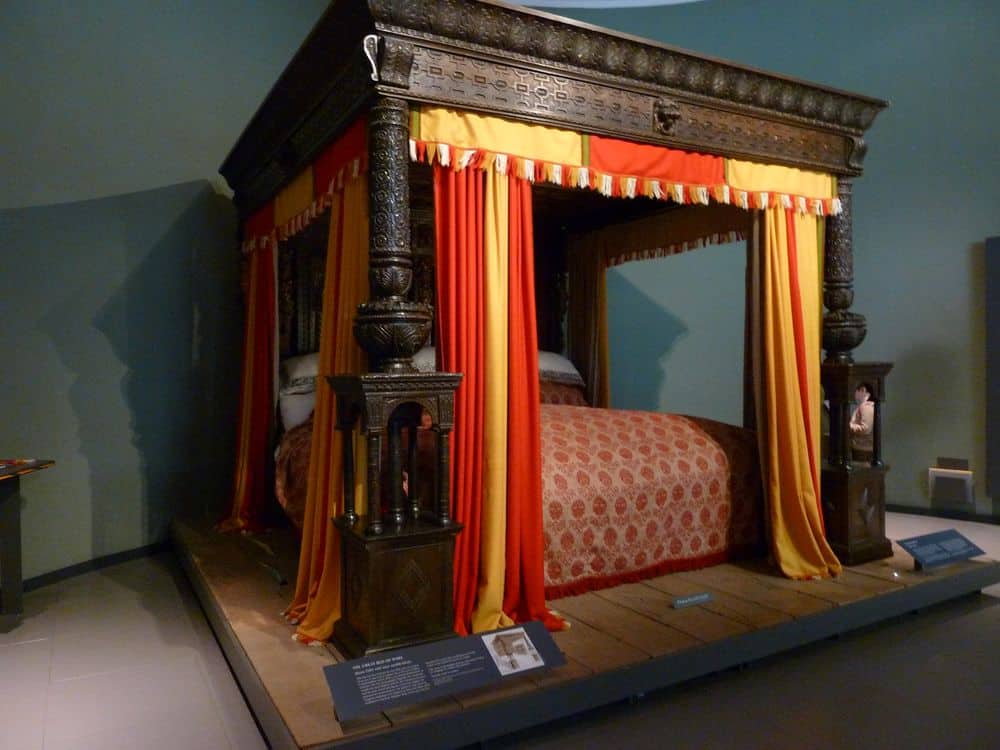 سرير (وير) الكبير بطول 3.5 أمتار وعرض 3 أمتار ويزن حوالي 641 كلغ.