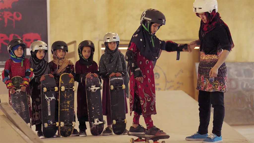 فتيات أفغانيات يتعلمن التزلج على لوح التزلج
