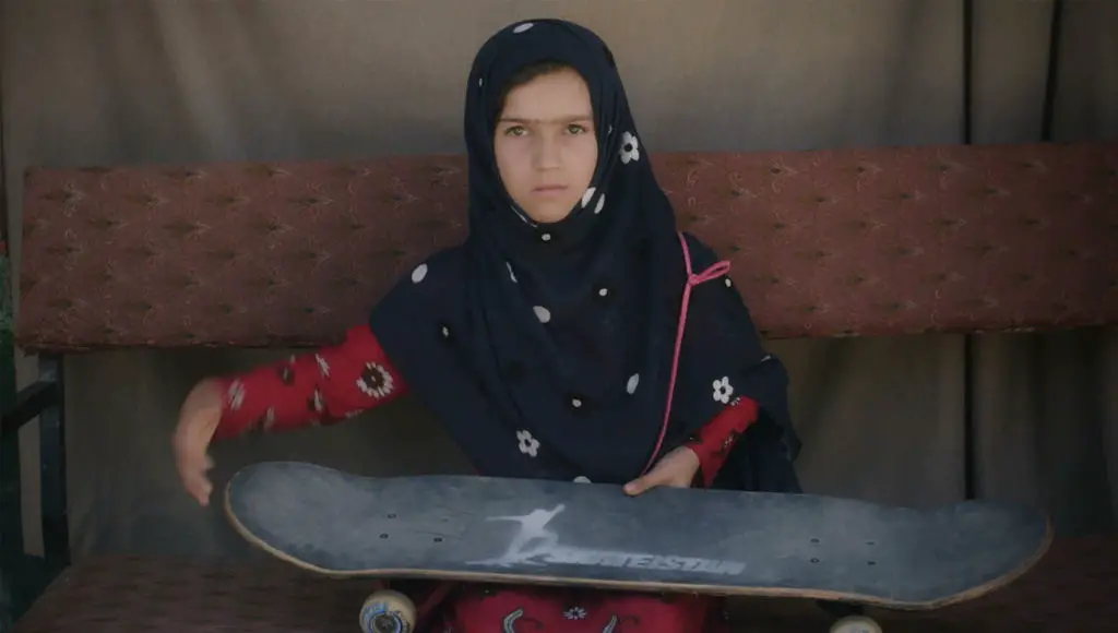 فتيات أفغانيات يتعلمن التزلج على لوح التزلج