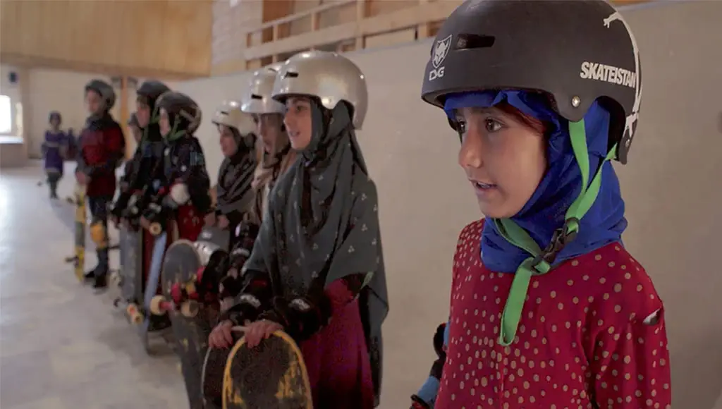 فتيات أفغانيات يتعلمن التزحلق على ألواح التزلج
