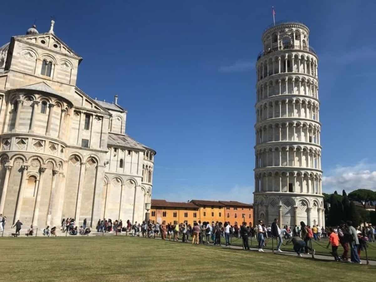6- سافر صديقي إلى إيطاليا وقام بتصوير برج بيزا المائل بصورةٍ يبدو فيها مستقيماً