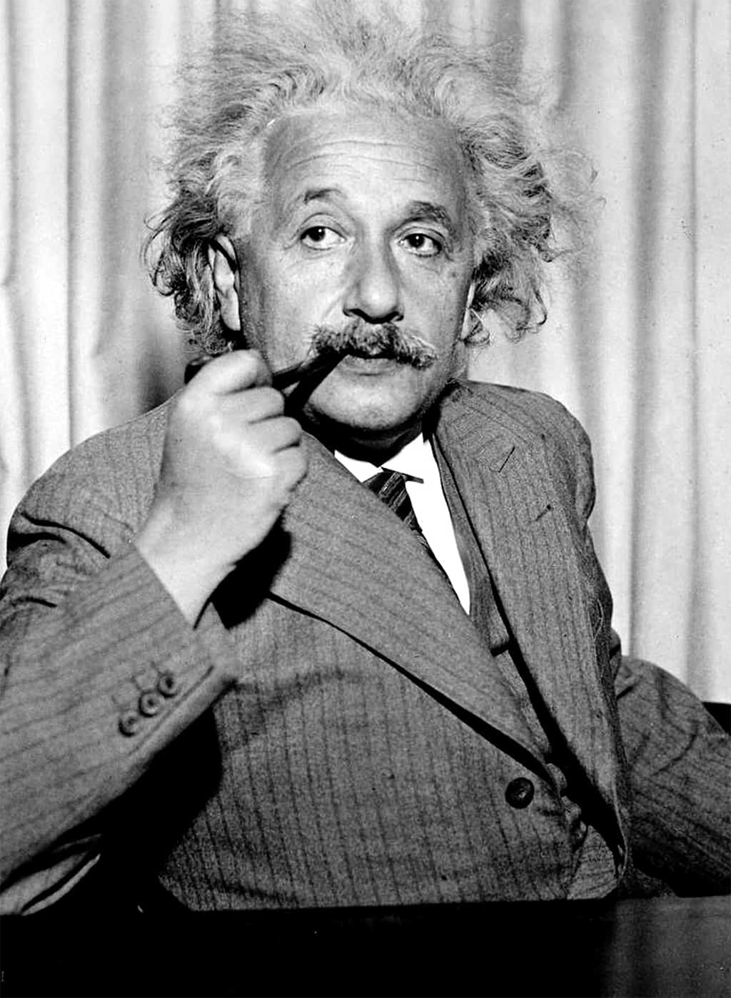 كان العبقري آينشتاين مدخنًا لفترة طويلة من حياته، وهو ما جعل البعض يعتقد أن ذلك ربما يكون سبب وفاته.