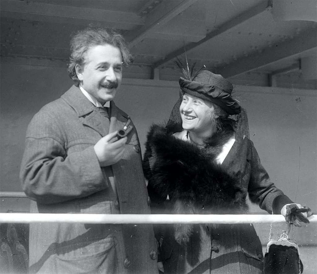آلبيرت آينشتاين مع زوجته الثانية (إلسا).