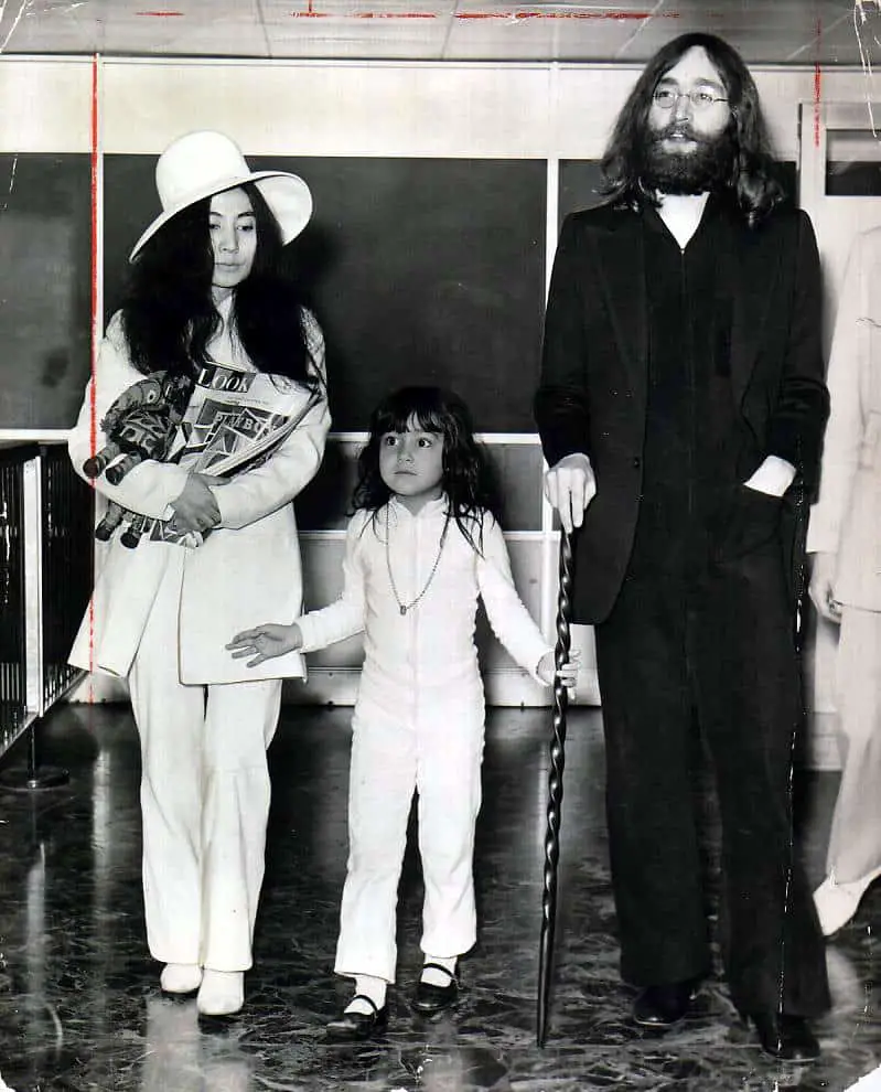 كيوكو تشان كوكس برفقة والدتها وزوج والدتها جون لينون.