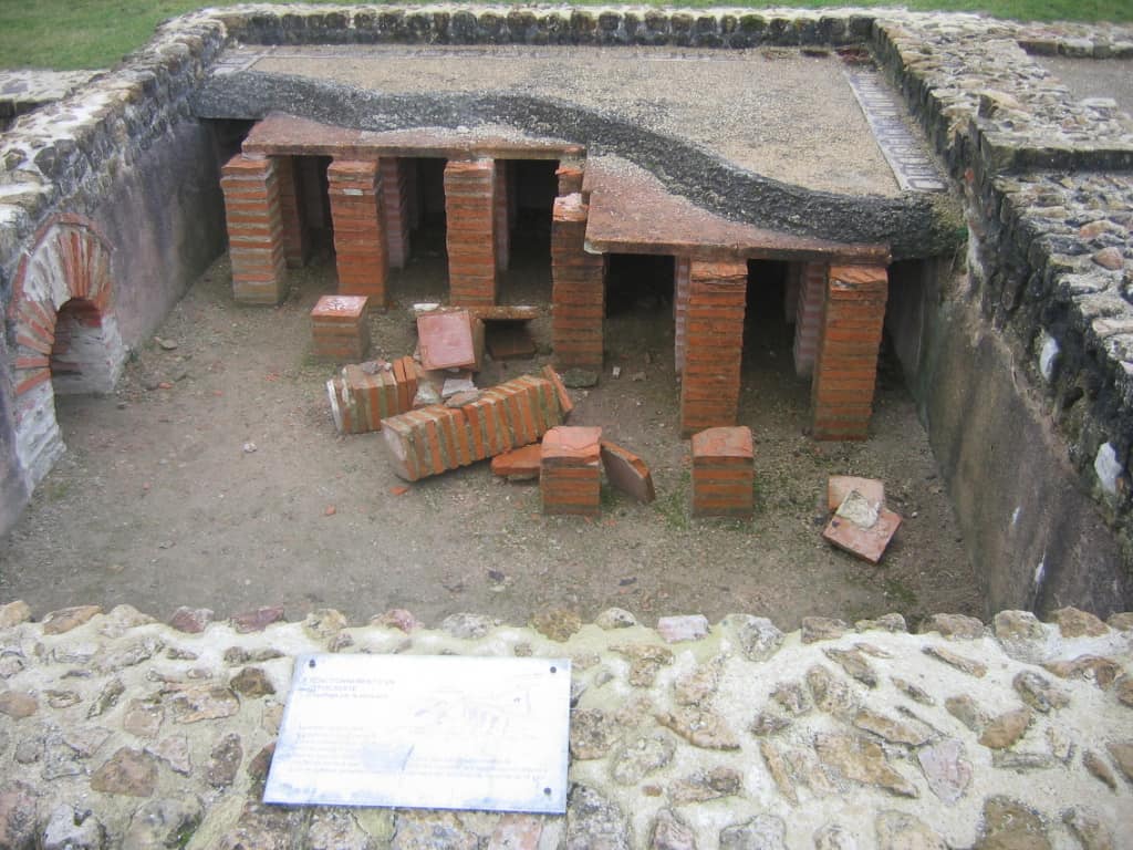 نظام تدفئة روماني ”هيبوكاوستوم“ تحت أرضية فيلا أثرية.