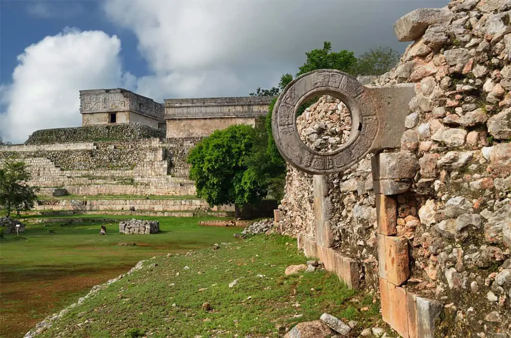 مازالت أطواق لعبة (أولاما) القديمة عند شعب المايا موجودة إلى يومنا هذا في أمريكا الوسطى.